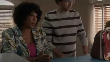 Bar III Palm Print Satin Open Front Jacket usado por Cricket (Angela E. Gibbs) como se ve en Not Dead Yet (S01E09)