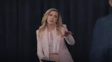 L’Agence Chamberlain Blazer porté par Sadie Ryan (Harriet Dyer) vu dans American Auto (S02E12)