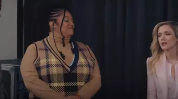 Mode à la figure Hadley Plaid V Neck Croppped Sweater porté par Dori Ovens (X Mayo) vu dans American Auto (S02E12)