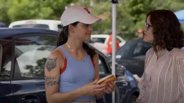 Free People Ribbed Crop Tank Tip porté par Samantha Fink (Sofia Black-D’Elia) comme on le voit dans Single Drunk Female (S01E06)