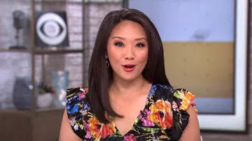 Sam Edelman Vestido Midi floral con cuello en V usado por Nancy Chen visto en CBS Mornings el 10 de abril de 2023
