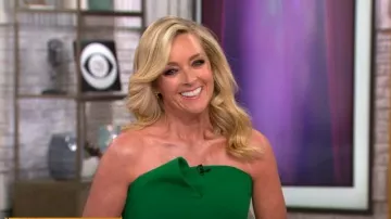 Safiyaa Strapless Structured Bustier Peplum Midi Vestido usado por Jane Krakowski visto en CBS Mornings el 11 de abril de 2023