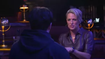 Calvin Klein Faux Leather Short Sleeve Shirt Vestido usado por Jamie Yuccas como se ve en CBS Mornings el 12 de abril de 2023