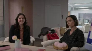 Totême Monogram Pyjama Camisa usada por Flo 'Sassy' Collins (Ellie Taylor) como se ve en Ted Lasso (S03E05)