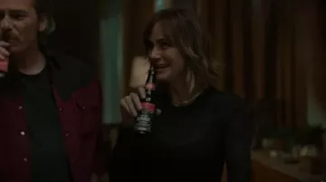 Free People Aura Black Ribbed Knit Long Sleeve Layering Top porté par Sharon Leone (Diane Farr) comme on le voit dans Fire Country (S01E17)