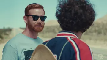 Lunettes de soleil Ray-ban portées par Mike (Andrew Santino) dans les tenues de la série télévisée DAVE (S03E01)