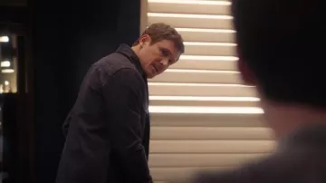 Reiss Noah Drawn Finish Zip Jacket porté par Charlie Hudson (John Reardon) vu dans Hudson & Rex (S05E18)