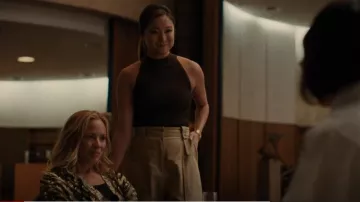 Babaton Sculpt Knit Mockneck Halter Top usado por Naomi (Ashley Park) como se ve en BEEF (S01E09)