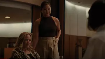 Babaton Sculpt Knit Mock­neck Hal­ter Top worn by Naomi (Ashley Park) as seen in BEEF (S01E09)