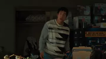 Alfani Geo­met­ric Cot­ton Crew­neck Sweater worn by Paul Cho (Young Mazino) as seen in BEEF (S01E09)