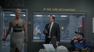 Alexander Mcqueen Prince Of Wales Check Wool-Blend Pencil usado por Rebecca Welton (Hannah Waddingham) como se ve en Ted Lasso (S03E05)