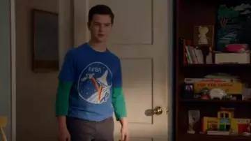 T-shirt Ripple Junction Nasa Vintage Shuttle & Satellite porté par Sheldon Cooper (Iain Armitage) vu dans Young Sheldon (S06E17)