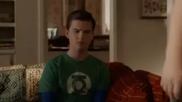 Green Lantern Men’s Distressed Logo T-Shirt à manches courtes porté par Sheldon Cooper (Iain Armitage) vu dans Young Sheldon (S06E17)