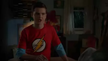 Trevco Homme Dc The Flash Homme le plus rapide Alive Heather T-Shirt adulte porté par Sheldon Cooper (Iain Armitage) vu dans Young Sheldon (S06E17)