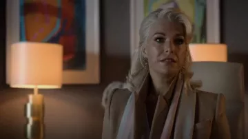 Shaun Leane Hooked Pearl Grandes boucles d’oreilles portées par Rebecca Welton (Hannah Waddingham) comme on le voit dans Ted Lasso (S03E05)
