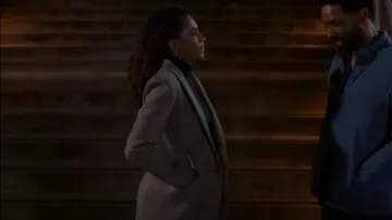 Sandro Houndstooth Blazer à poitrine unique porté par le Dr Maggie Pierce (Kelly McCreary) comme on le voit dans Grey’s Anatomy (S19E14)