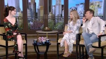 Magda Butrym Minivestido acampanado con estampado rosa usado por Rachel Brosnahan como se ve en VIVO con Kelly y Ryan el 13 de abril de 2023