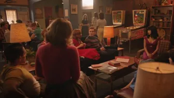 Le 31 Raya enmarcada de lana de cordero reciclada usada por Archie Andrews (KJ Apa) vista en Riverdale (S07E03)
