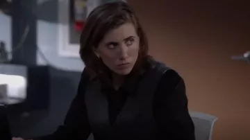 Theory Riduro Organic Cotton Button-Up Shirt worn by Dr. Kai Bartley (E. R. Fightmaster) as seen in Grey's Anatomy (S19E14)