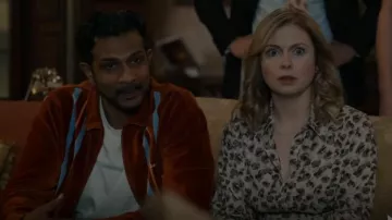 Obey Provencal Stripe Velour Zip-up Jacket In Bombay Bro porté par Jay Arondekar (Utkarsh Ambudkar) comme on le voit dans Ghosts (S02E19)