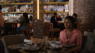 Paige Abriana Chemisier en rouge à lèvres rose porté par Brit Monclair (Sasha Compère) vu dans Single Drunk Female (S02E02)