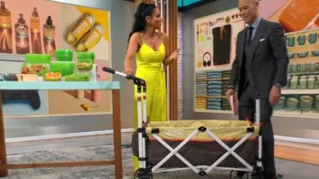 Alice + Olivia Shanti Mono usado por Elizabeth Werner visto en CBS Mornings el 13 de abril de 2023