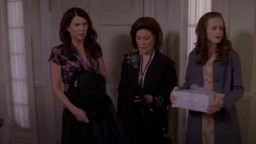 Pink Birkin bag that Logan gifted to Rory Gilmore (Alexis Bledel) as seen  in Gilmore Girls S06E06