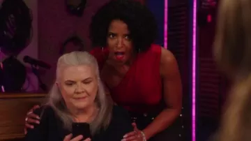 Current/Elliott The 7-Pocket High-Pocket Stilleto Studded Ankle Jeans in Luminary porté par Wickie Roy (Renée Elise Goldsberry) comme on le voit dans Girls5eva (S02E03)