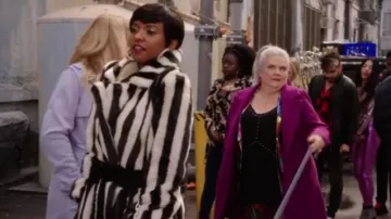 Staud Bungalow Manteau rayé en fausse fourrure porté par Wickie Roy (Renée Elise Goldsberry) vu dans Girls5eva (S02E03)