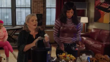 Afrm Zadie Turtleneck Top In Violet Wave porté par Wickie Roy (Renée Elise Goldsberry) vu dans Girls5eva (S02E04)
