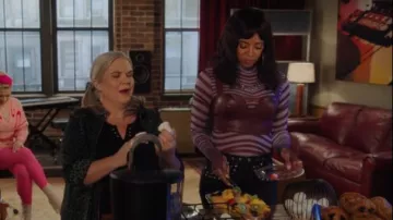 Afrm Koa Vegan Leather Top à Port Royale porté par Wickie Roy (Renée Elise Goldsberry) comme on le voit dans Girls5eva (S02E04)