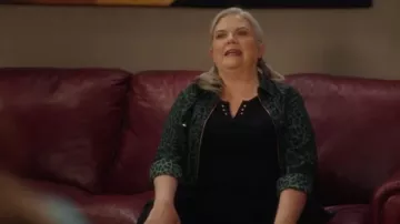 Michael Kors Mega Cheetah-Print Zip Shirt usada por Gloria McManus (Paula Pell) como se ve en Girls5eva (S02E04)