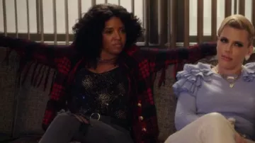 Veste en tweed en tartan Balmain avec frange portée par Wickie Roy (Renée Elise Goldsberry) comme on le voit dans Girls5eva (S02E04)