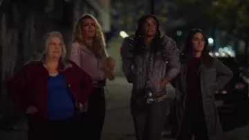 Manteau à carreaux Sanctuary Carlyle porté par Dawn Solano (Sara Bareilles) vu dans Girls5eva (S02E01)