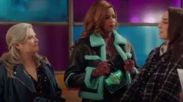 Manteau d’aviateur glamour en similicuir avec garniture bleue porté par Wickie Roy (Renée Elise Goldsberry) comme on le voit dans Girls5eva (S02E08)