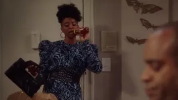 Solace London Marne Mini Robe portée par Wickie Roy (Renée Elise Goldsberry) vue dans Girls5eva (S02E01)