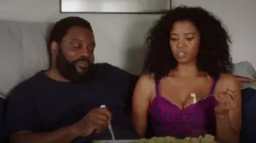 Wacoal Instant Icon Chemise Chemise Nightgown in Violet Indigo/Hollyhock porté par Wickie Roy (Renée Elise Goldsberry) comme vu dans Girls5eva (S02E08)