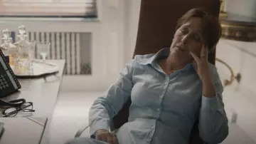 Evi Grintela Blue Cotton Poplin Maxi Shirt Vestido usado por Carolyn Martens (Fiona Shaw) como se ve en Killing Eve (S04E01)
