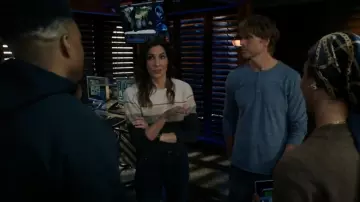 Marine Layer Harper Cashmere Sweater usado por Kensi Blye (Daniela Ruah) como se ve en NCIS: Los Angeles (S14E17)