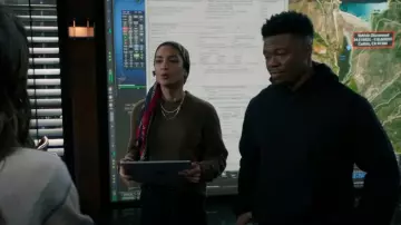 Adidas Adicolor Contempo French Terry Hoodie usada por Devin Rountree (Caleb Castille) como se ve en NCIS: Los Angeles (S14E17)