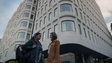 Stand Studio Chemise en daim cloutée Veste portée par Hélène (Camille Cottin) vue dans Killing Eve (S04E03)