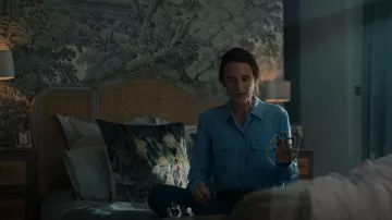 Chemise en soie slim-fit signature de l’équipement portée par Hélène (Camille Cottin) comme on le voit dans Killing Eve (S04E04)