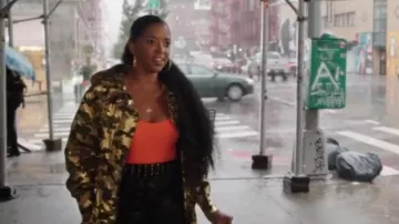 Michael Michael Kors Veste camouflage métallique portée par Wickie Roy (Renée Elise Goldsberry) vue dans Girls5eva (S02E01)