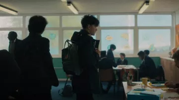 Mochila Fjallraven Kanken usada por Charlie Spring (Joe Locke) como se ve en Heartstopper (S01E01)