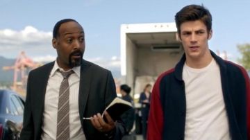 La chaqueta hugo boss que lleva Barry Allen (Grant Gustin) en The Flash S02E03