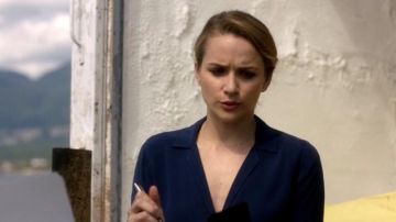 La blusa Blue Equipment usada por Patty Spivot (Shantel VanSanten) en The Flash S02E03
