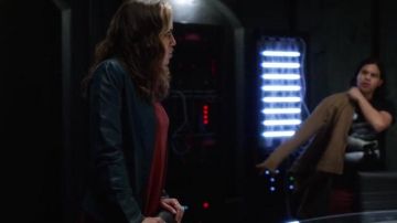 Chaqueta de cuero azul gasolina de Kendra Saunders (Ciara Renée) en The Flash S02E08