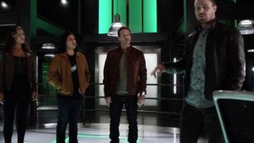 La chaqueta de cuero "Blackburn" Danier de Carter Hall (Falk Hentschel) en The Flash S02E08