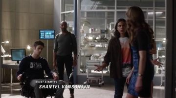 La camiseta de Summer Nights usada por Cisco Ramón (Carlos Valdés) en The Flash S02E07