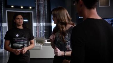 La camiseta 'Wandering Bear' de Cisco Ramon (Carlos Valdés) dans The Flash S02E07